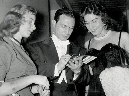 Michelangelo Verso autographing for a fan 